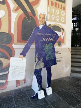 06d_Scopoli pred mestno hišo